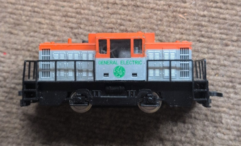 Mehano HO scale switcher 500 General Electric Engine train Loco Lionel track