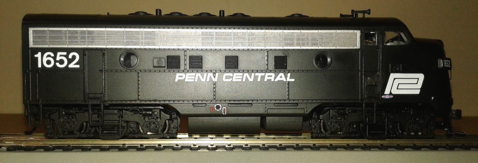HO SCALE WALTHERS MAINLINE EMD F7A PENN CENTRAL PC #1652 NO BOX PARTS OR REPAIR