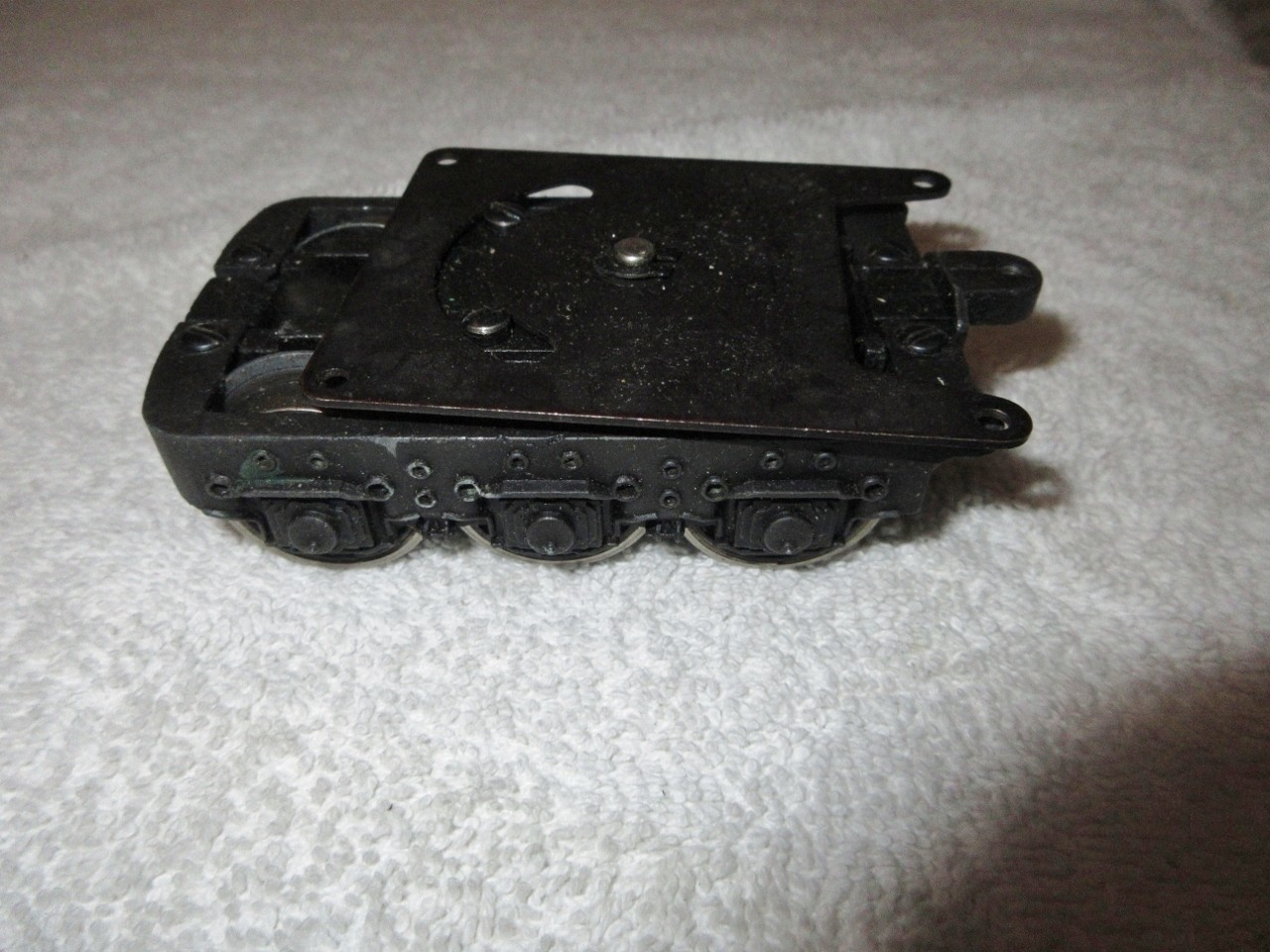 LIONEL #2332-57 MOTORLESS TRUCK ASSEMBLY.