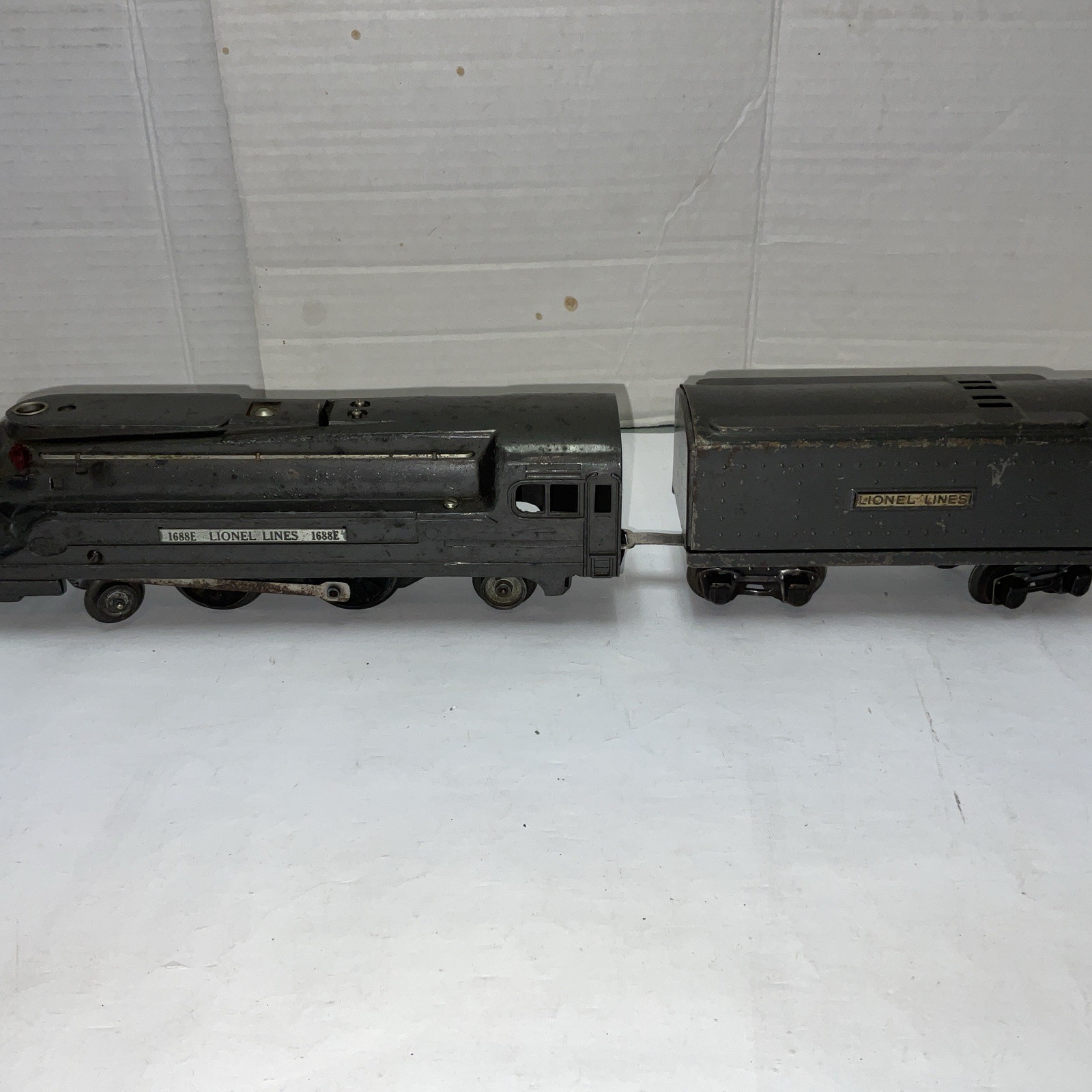 Lionel 1688E Steam Streamline Torpedo Locomotive & Tender O Gauge Tested Runs ^
