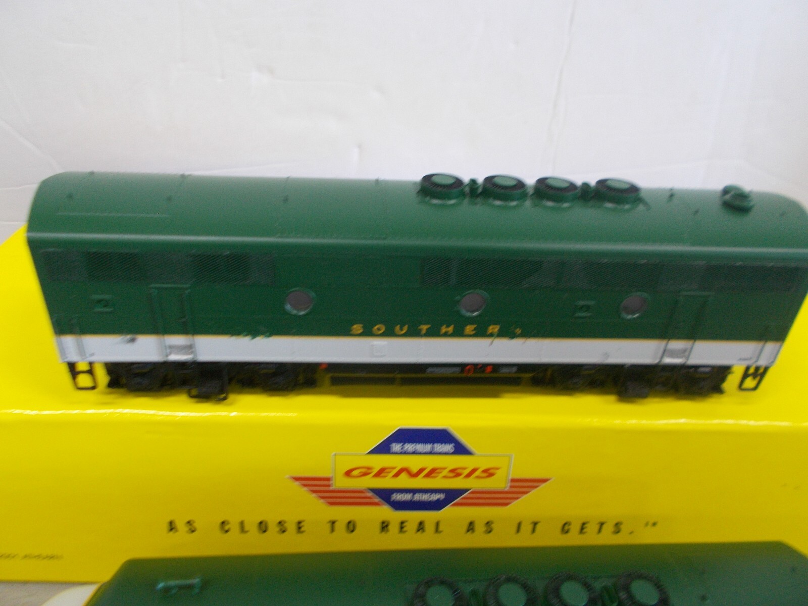 GENESIS # G2505A ~ SOUTHERN F-7A & F-3B POWERED LOCOMOTIVE # 4158-4327 ~HO SCALE