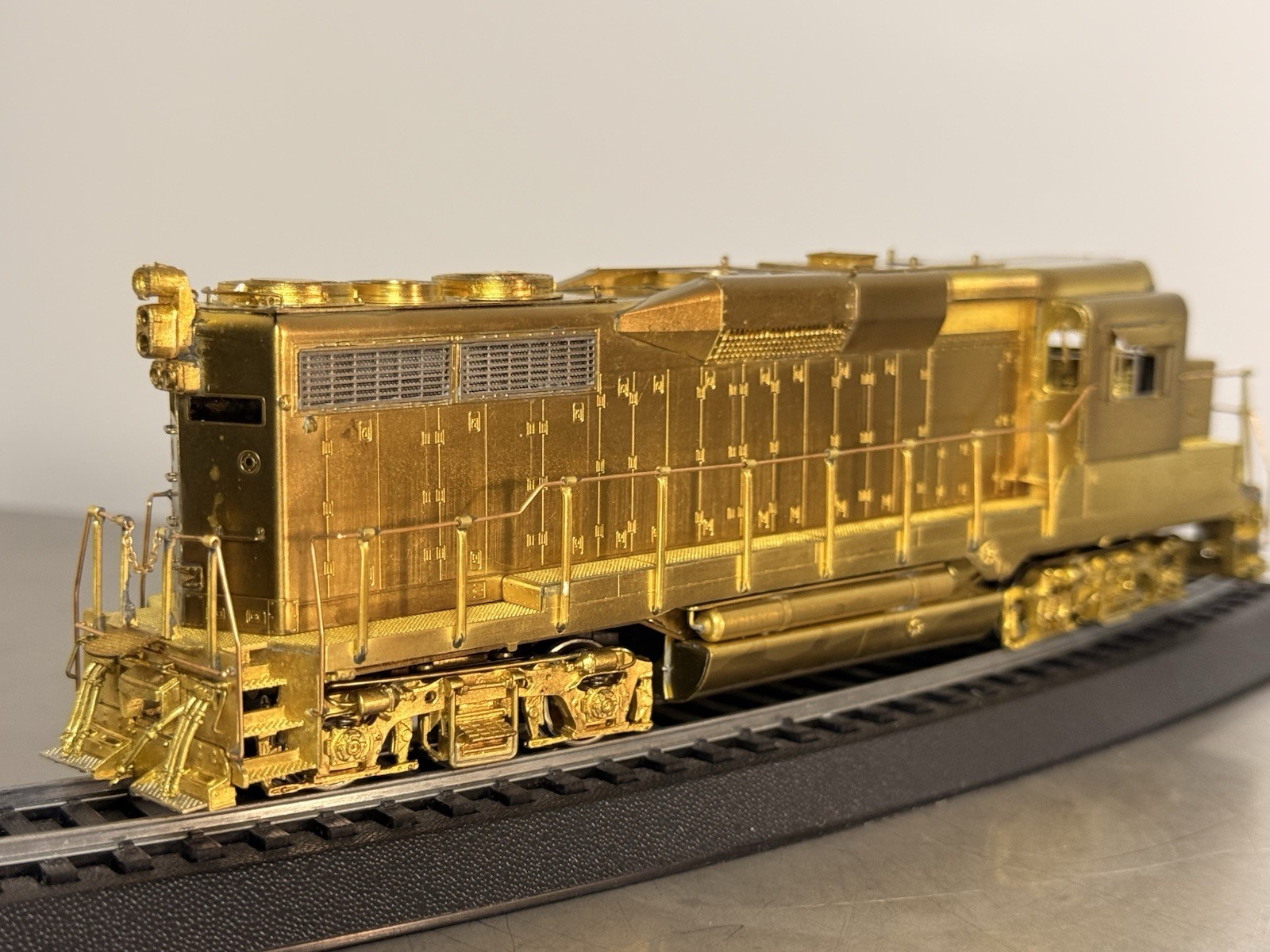 Overland Models – Brass – SP (Southern Pacific) GP30 Phase II Low Hood – NEW