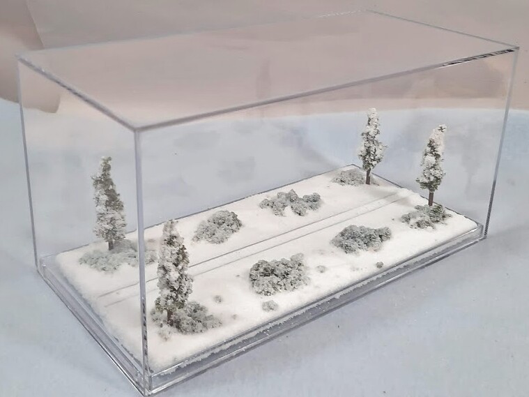 Z SCALE -SINGLE TRACK 8″ -DISPLAY CASE -“WINTER SCENE” FOR ANY Z TRAINS