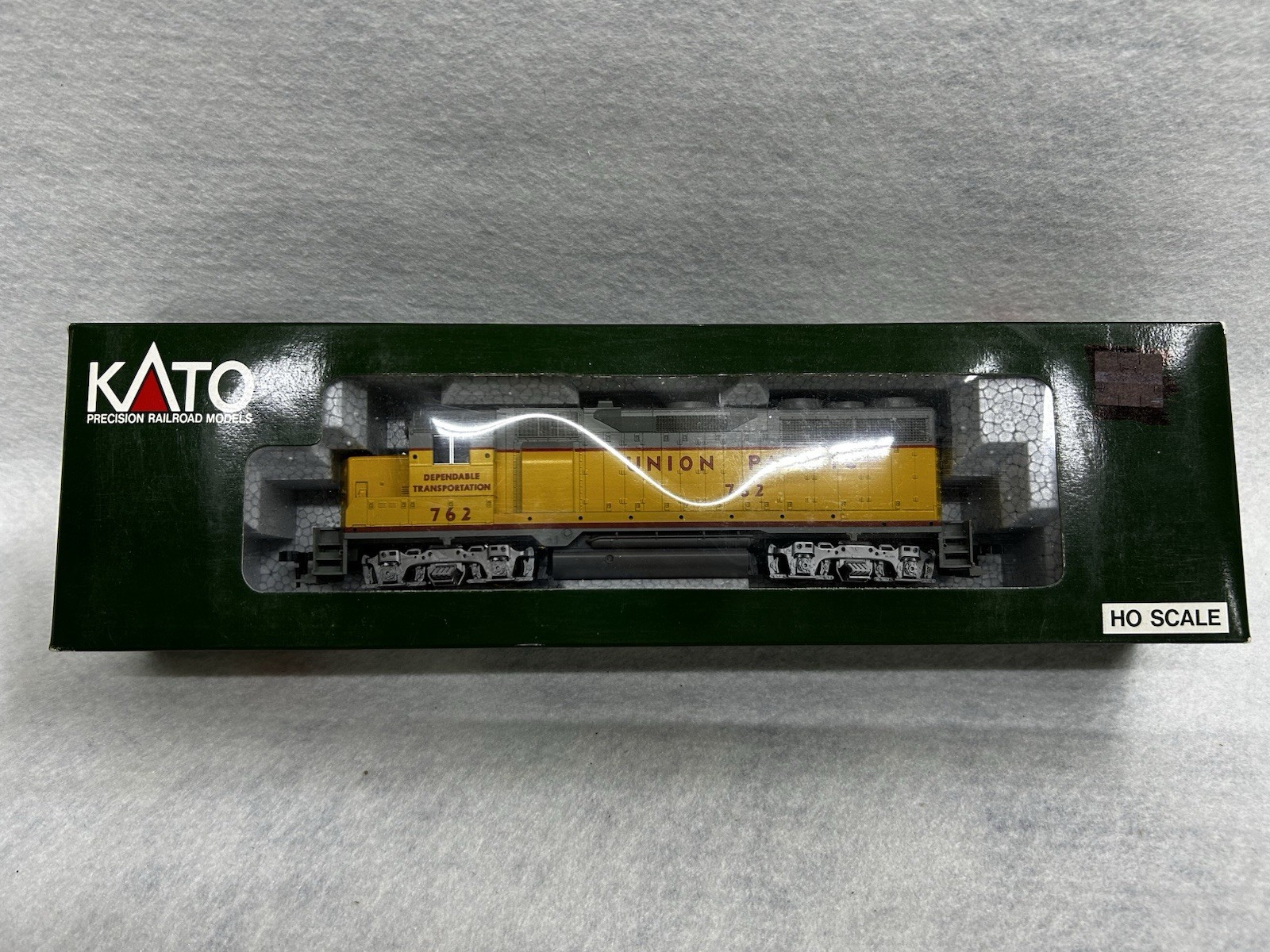 Beautiful KATO Union Pacific Railroad GP-35 Diesel Engine HO