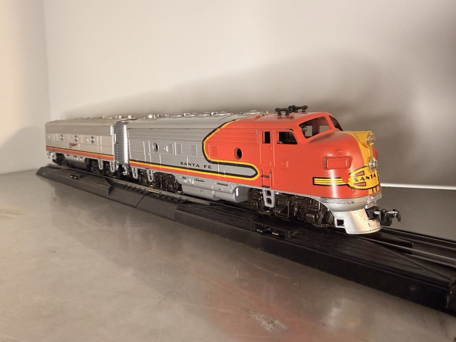 HO Scale Athearn Santa Fe F7 A/B Warbonnet Diesel Locomotive Powered A, Dummy B