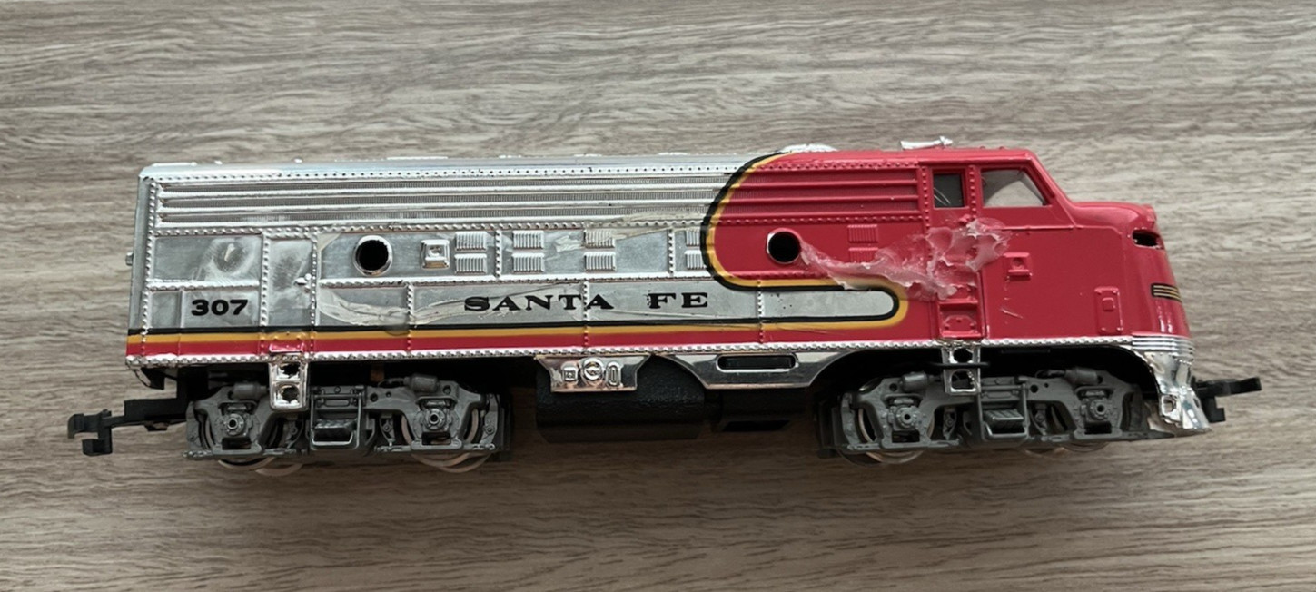 HO SCALE BACHMAN SANTA FE 307 LOCOMOTIVE TRAIN RED SILVER