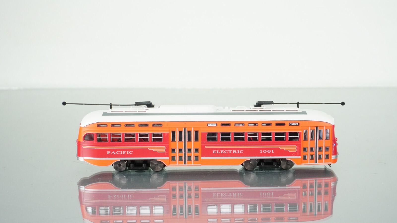 Bowser PCC Streetcar Pacific Eletric 1061 HO scale