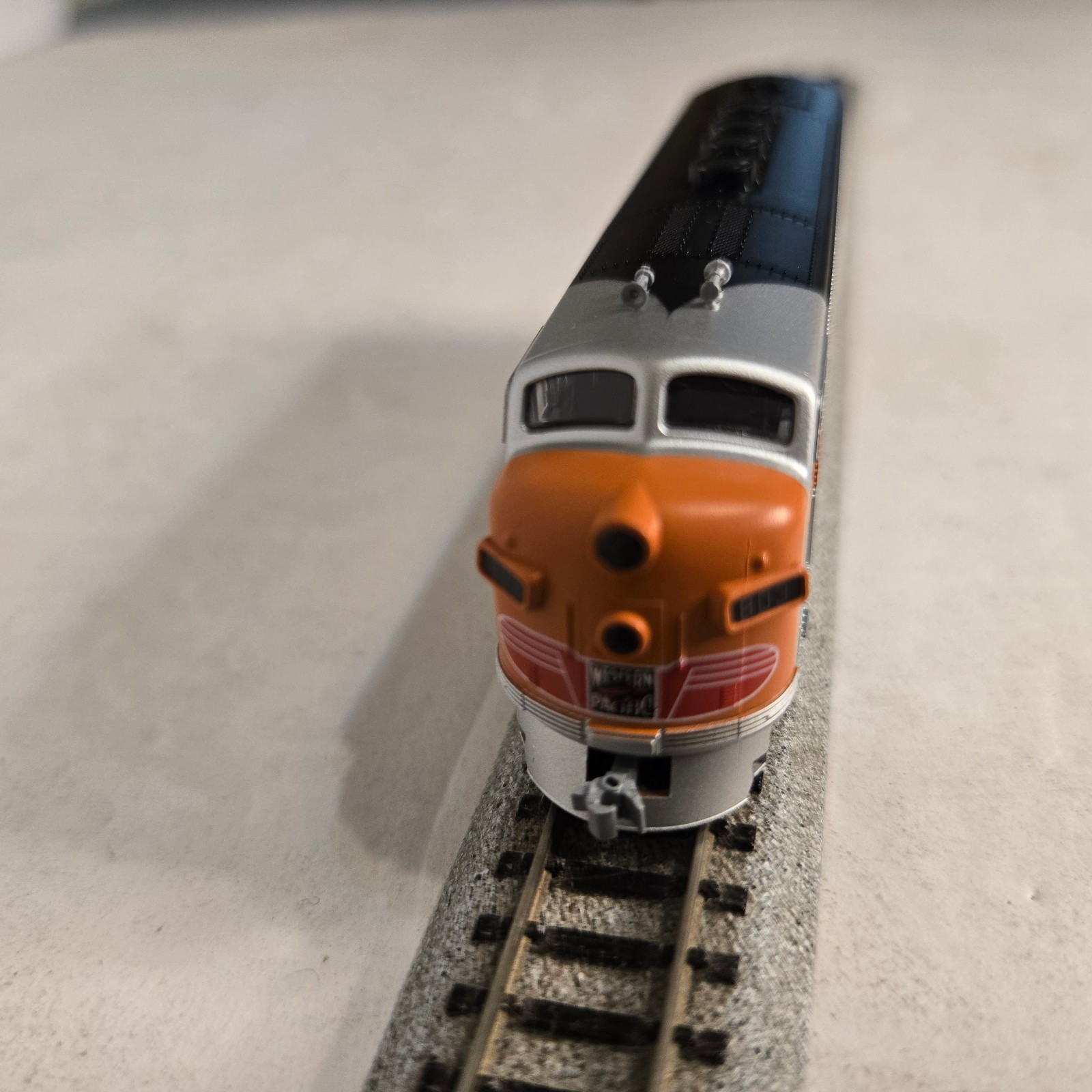 Kato 176-1203 N Scale Western Pacific EMD F3-A Loco. Runs.