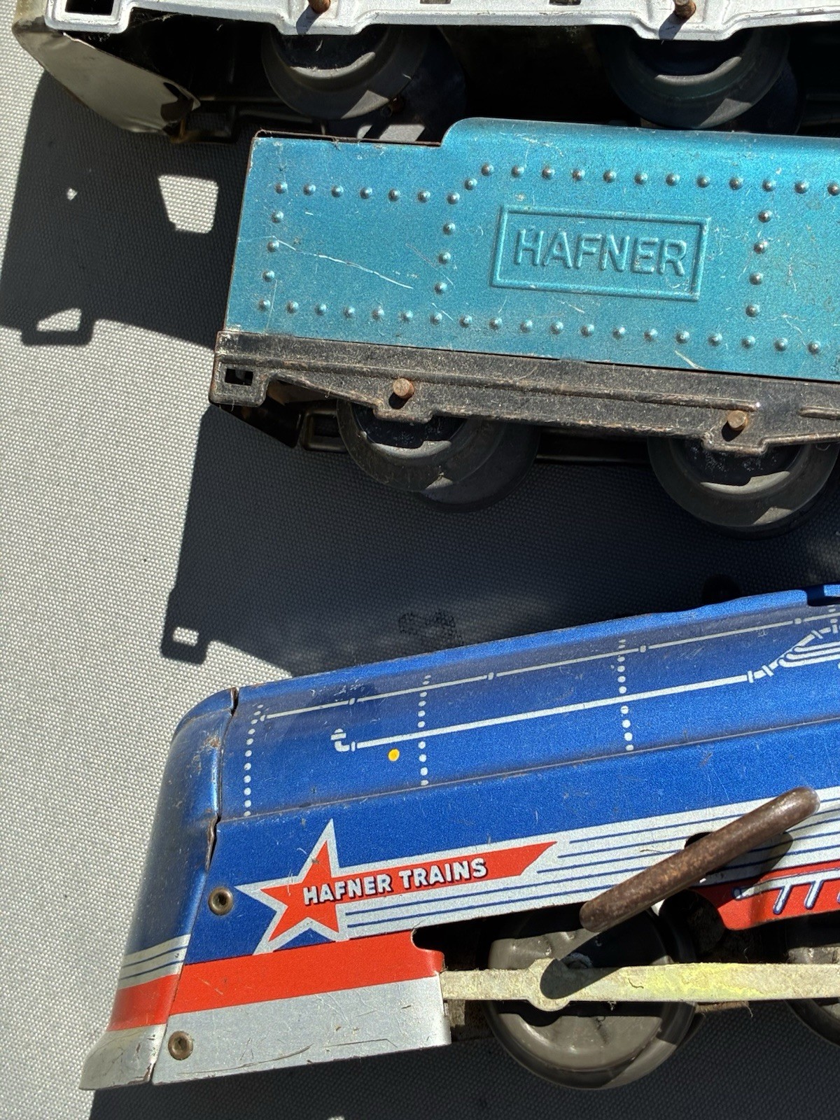 Hafner Wind Up Train Set working Vintage includes locomotive and 4 cars