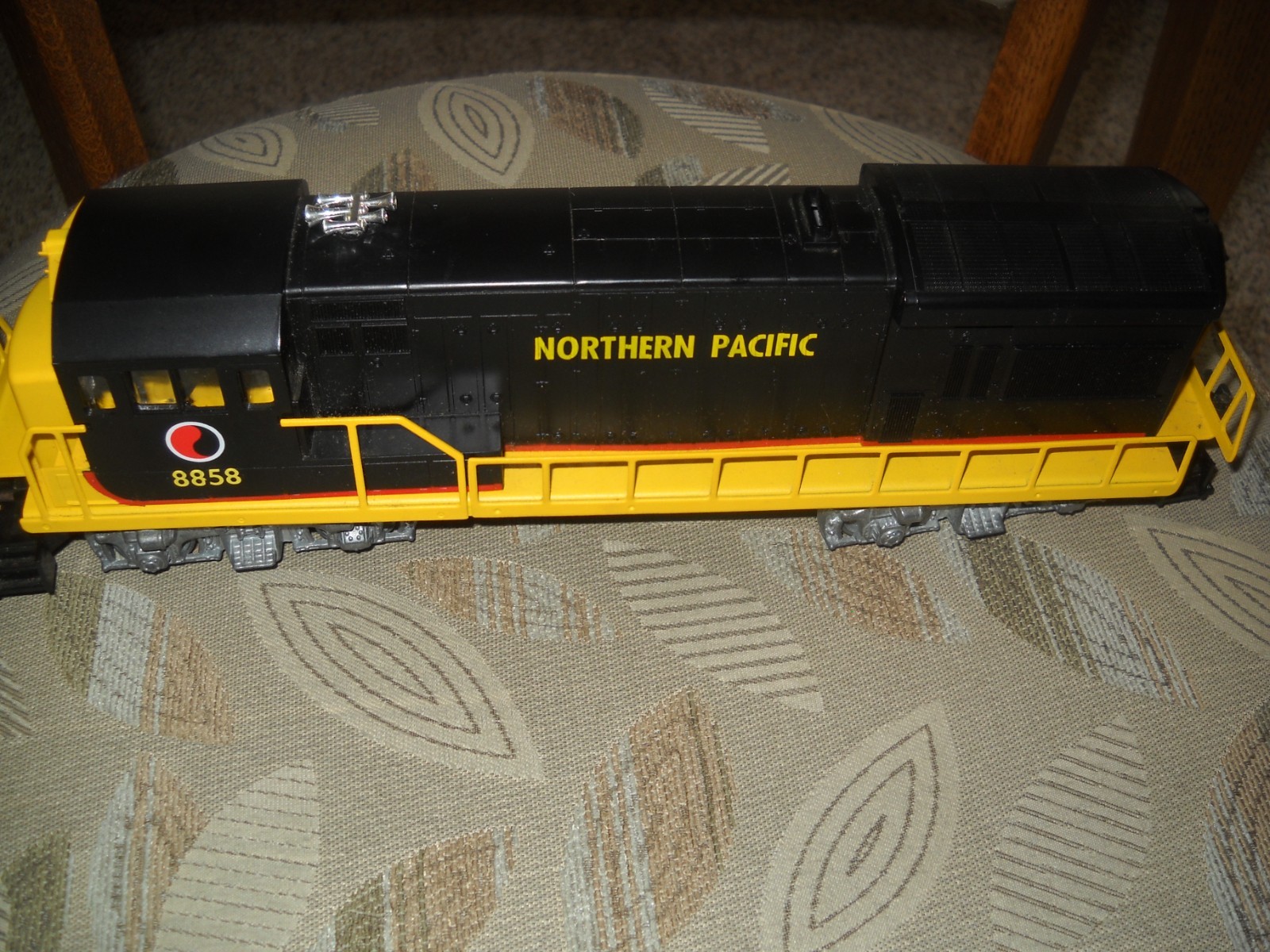 😎-LIONEL O GAUGE NO.8858 NON-POWERED DUMMY NORTHERN PACIFIC -DIESEL LOCO😎