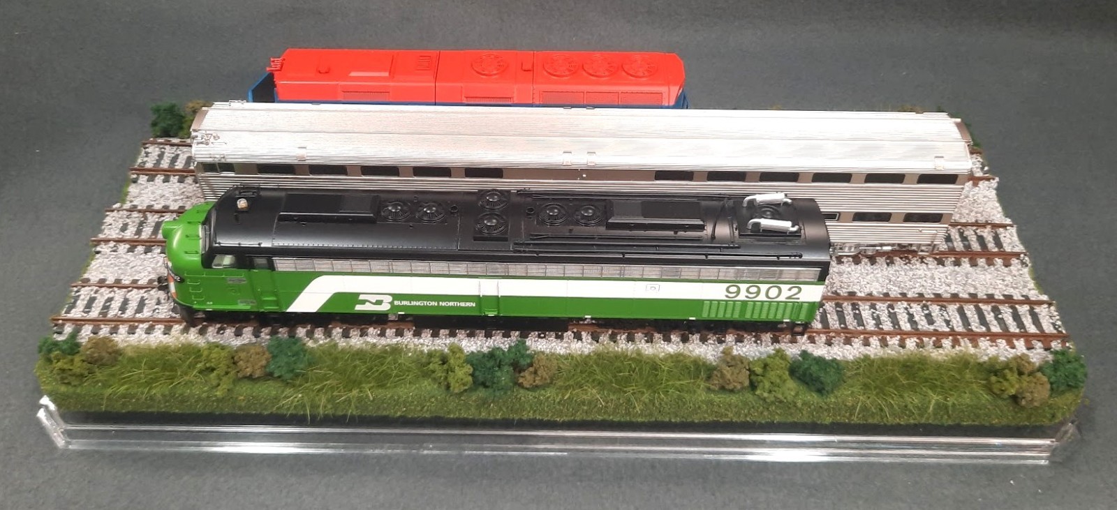 HO SCALE 16″ TRIPLE TRACK “SUMMER SCENE” – DISPLAY CASE – FOR ANY HO TRAIN