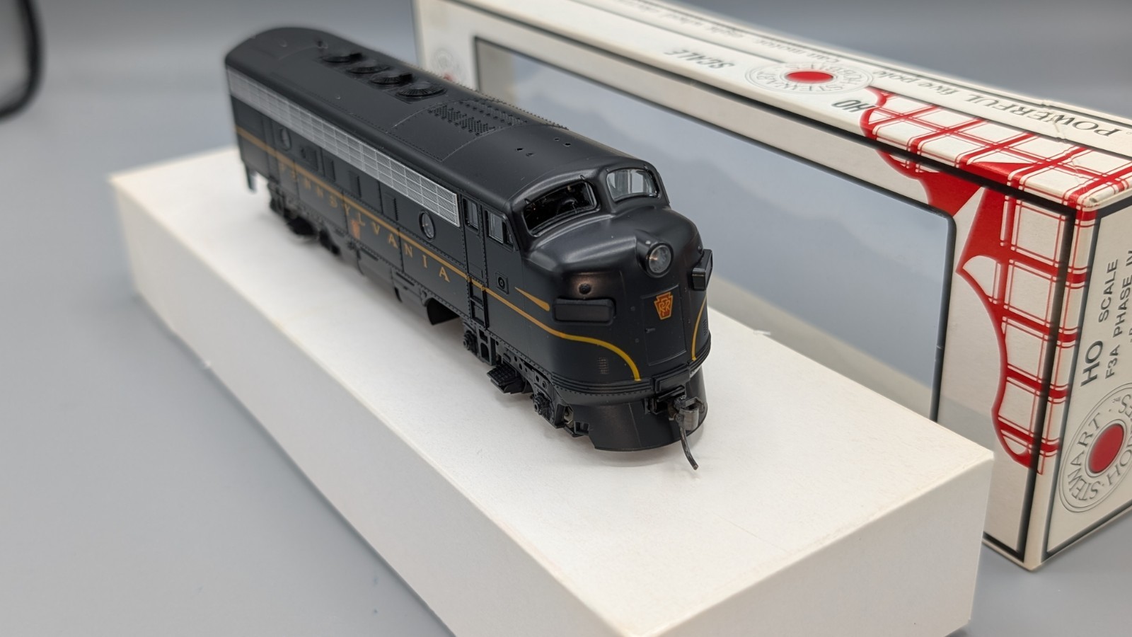 Stewart/Kato HO 8440 F3A Phase IV Powered Pennsylvania RR – Kadee Couplers – NOS