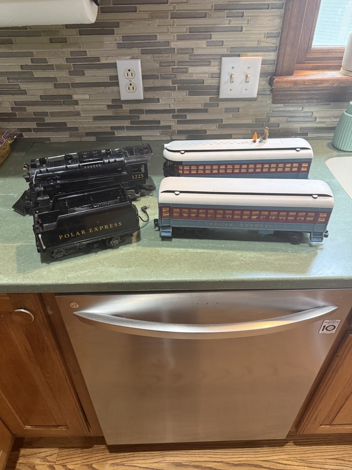 4 pc Lionel Polar Express Train Engine Locomotive 1225 untested