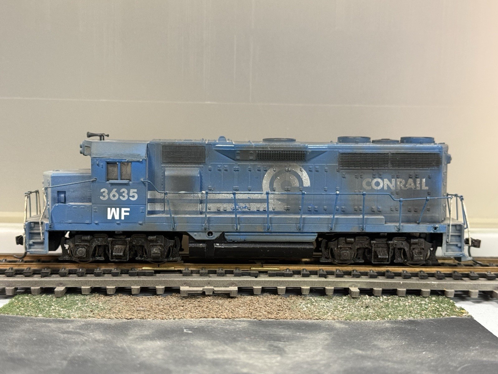 Conrail HO Diesel Locomotive 3635 Blue White Model Railroad (Weathered)