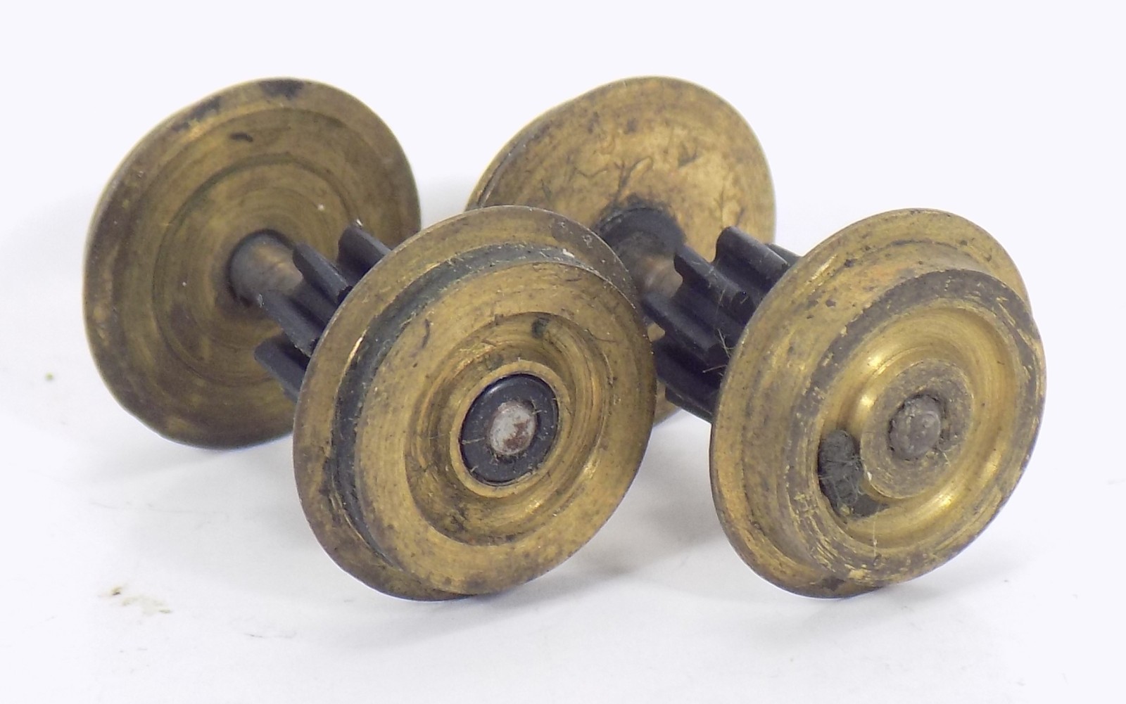 HO / UNBRANDED / 2 BRASS DRIVE WHEELS / SMALL PLASTIC GEARS / HTF PARTS