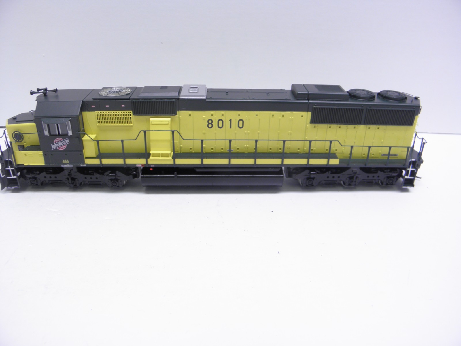 ATHEARN SD-60 CHICAGO & NORTHWESTERN #8010 – HO SCALE CHECKED & RUNS DCC PLUG