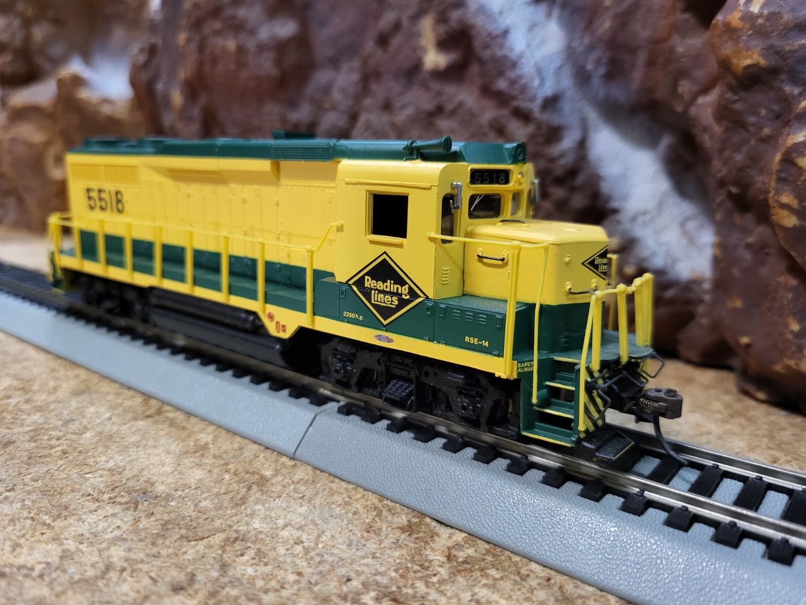 Bachmann 60802 HO Scale DCC GP 30 Locomotive, Reading #5518, $7/$3/$15 Ship