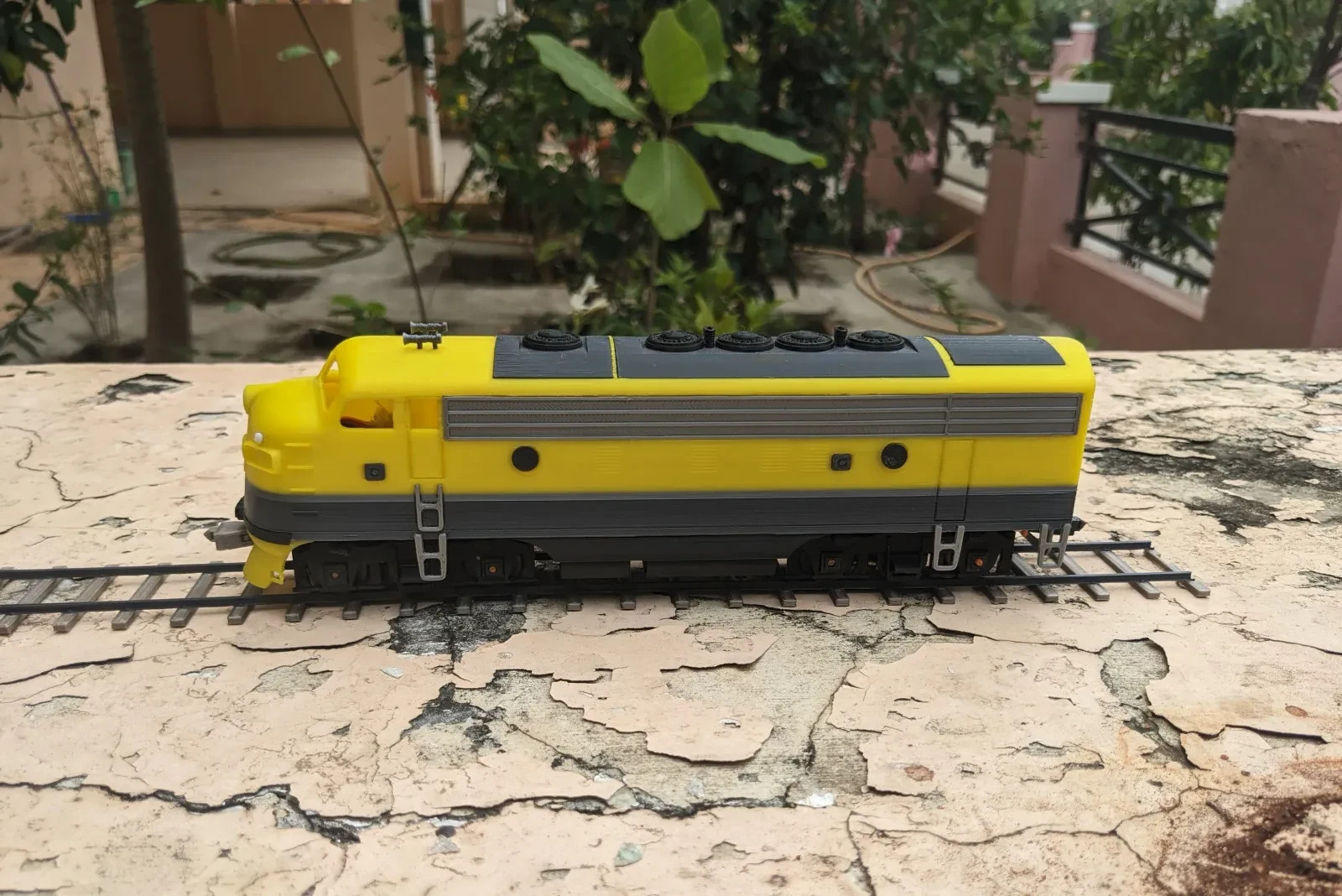 S‑Scale F7 Locomotive A & B Units – Strong Plastic Models w/ Couplers & Bogies