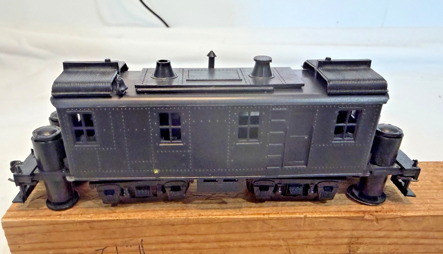 1 Roundhouse ho Scale Non Powered Box Cab Diesel Track Cleaning Car.