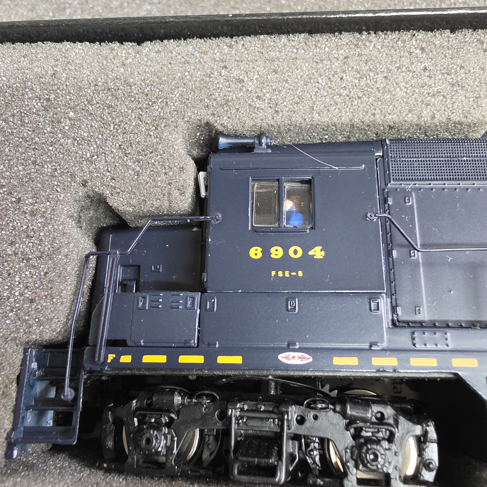 HO Bachmann Spectrum B&O GP30 #6904 Sunburst