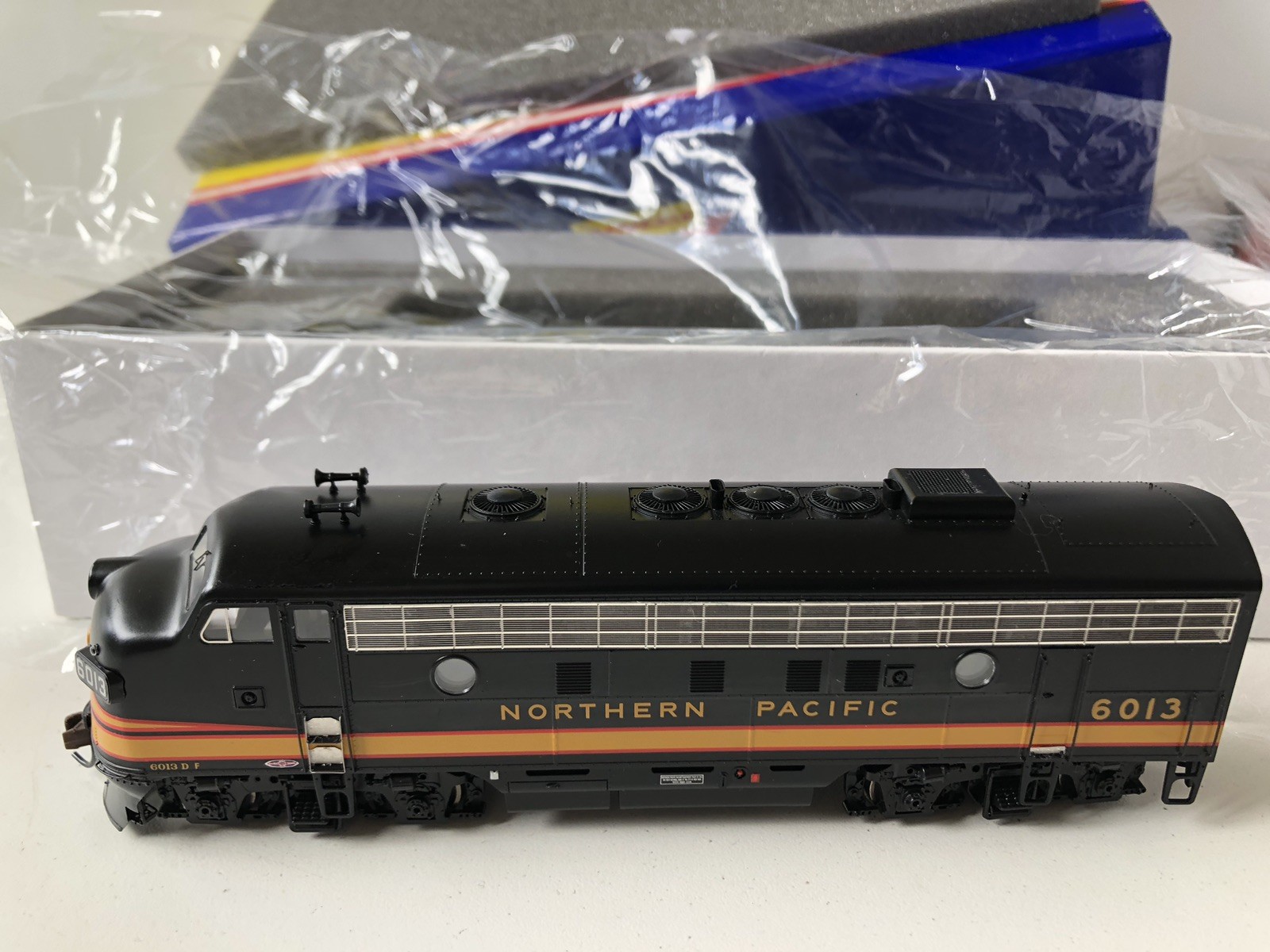 Athearn Genesis G1611 A&B F-7A F-7B Locomotive Set Northern Pacific 6013C 6013D