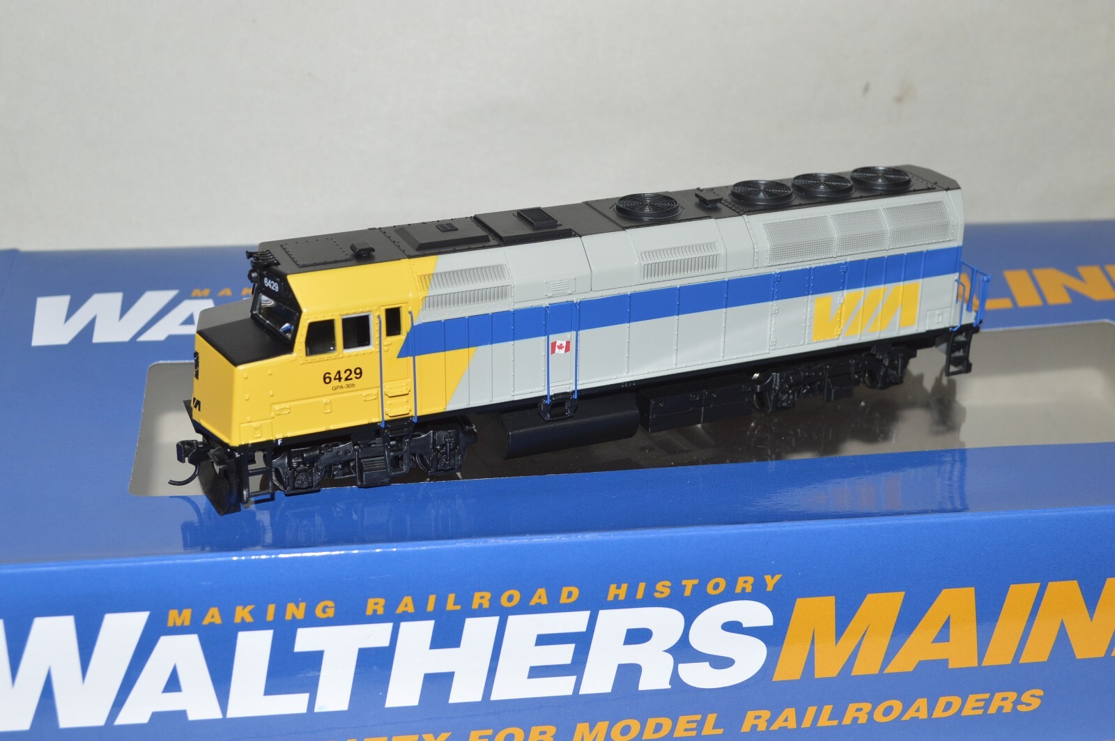 HO scale Walthers VIA Rail Canada EMD F40PH passenger locomotive train DC #6429