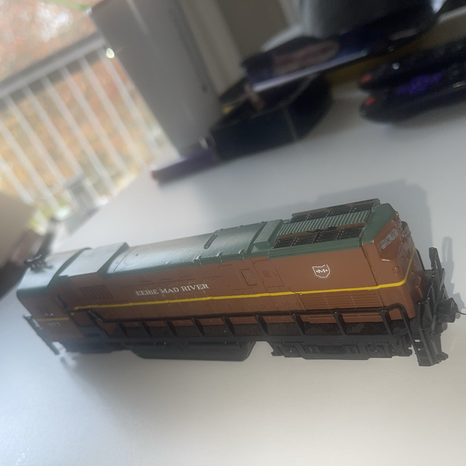 HO Scale Eerie Mad River GP38 Diesel Locomotive #877 – Brown/Green