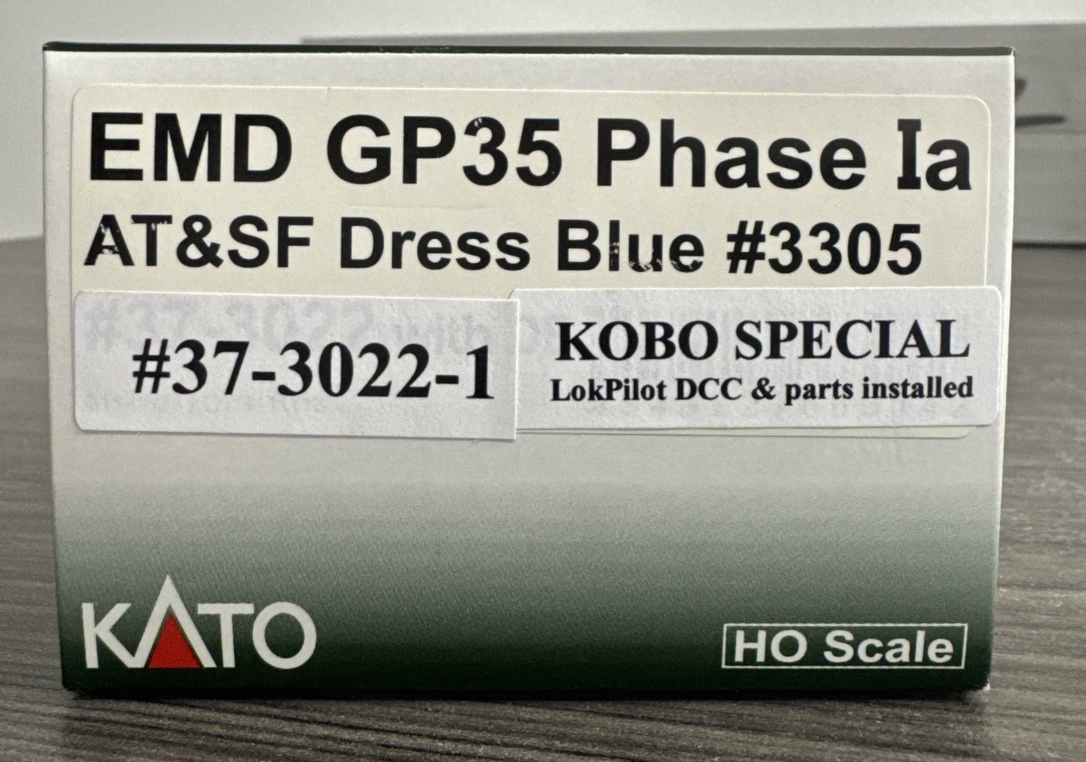 KATO HO #37-3022-1 AT&SF EMD GP35 Phase Ia w/DB #3305 Dress Blue w/LokPilot DCC!