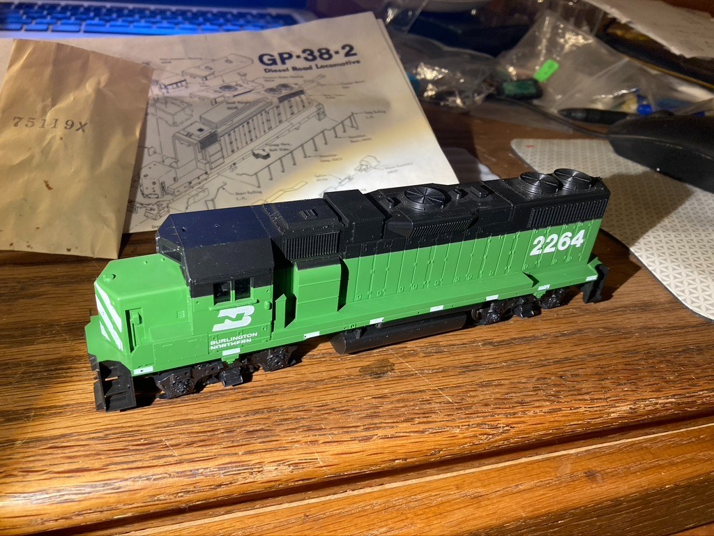 Athearn HO Burlington Northern BN 2264 GP38-2 Powered Locomotive #4601 New old s