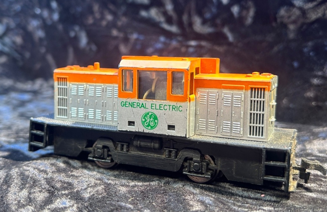 HO Scale GE General Electric Switcher Locomotive Tested Runs Great-SMOOTH bin2