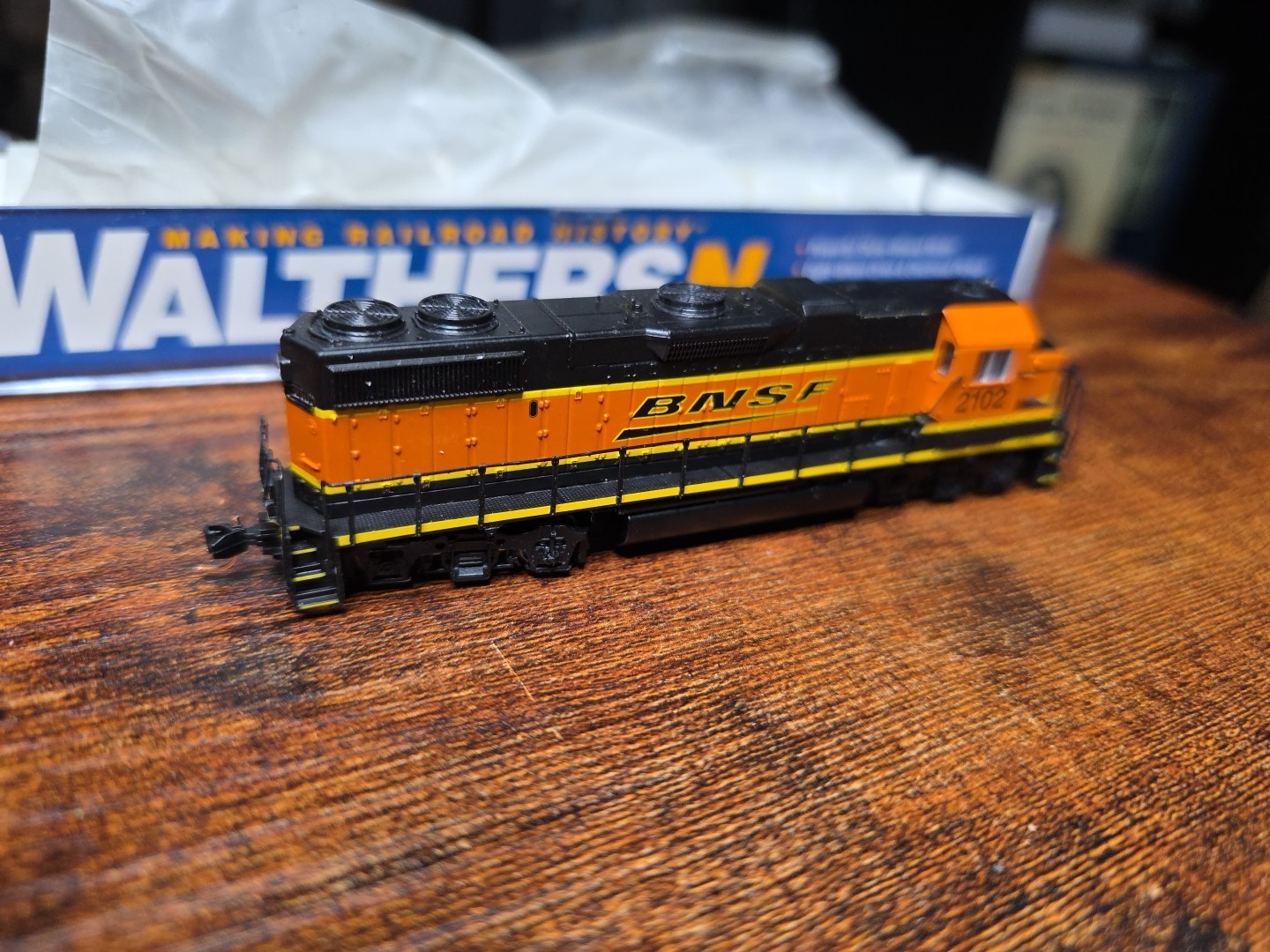 Walthers N 929-50301 EMD GP38-2 BNSF 2102 DCC READY