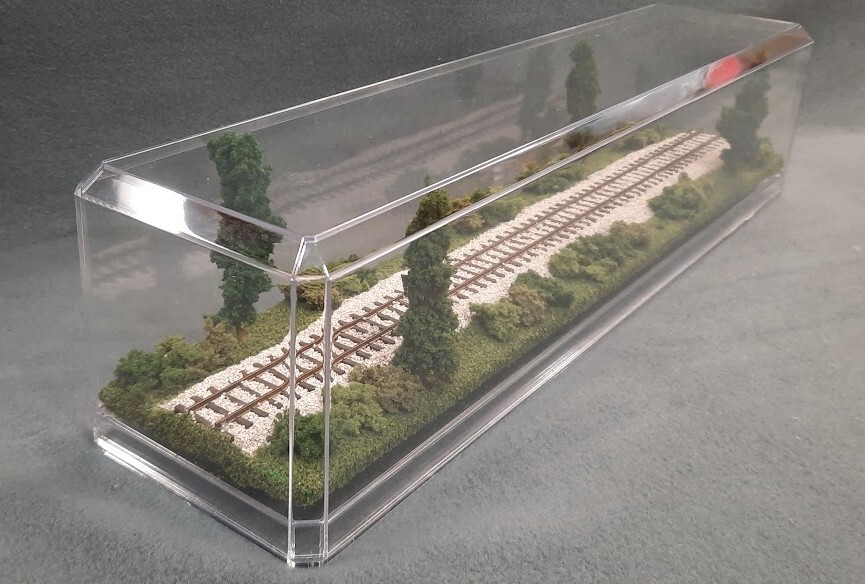 HOn3 SCALE 16″ SINGLE TRACK- NARROW GAUGE- “SUMMER SCENE” DISPLAY CASE- FOR HOn3