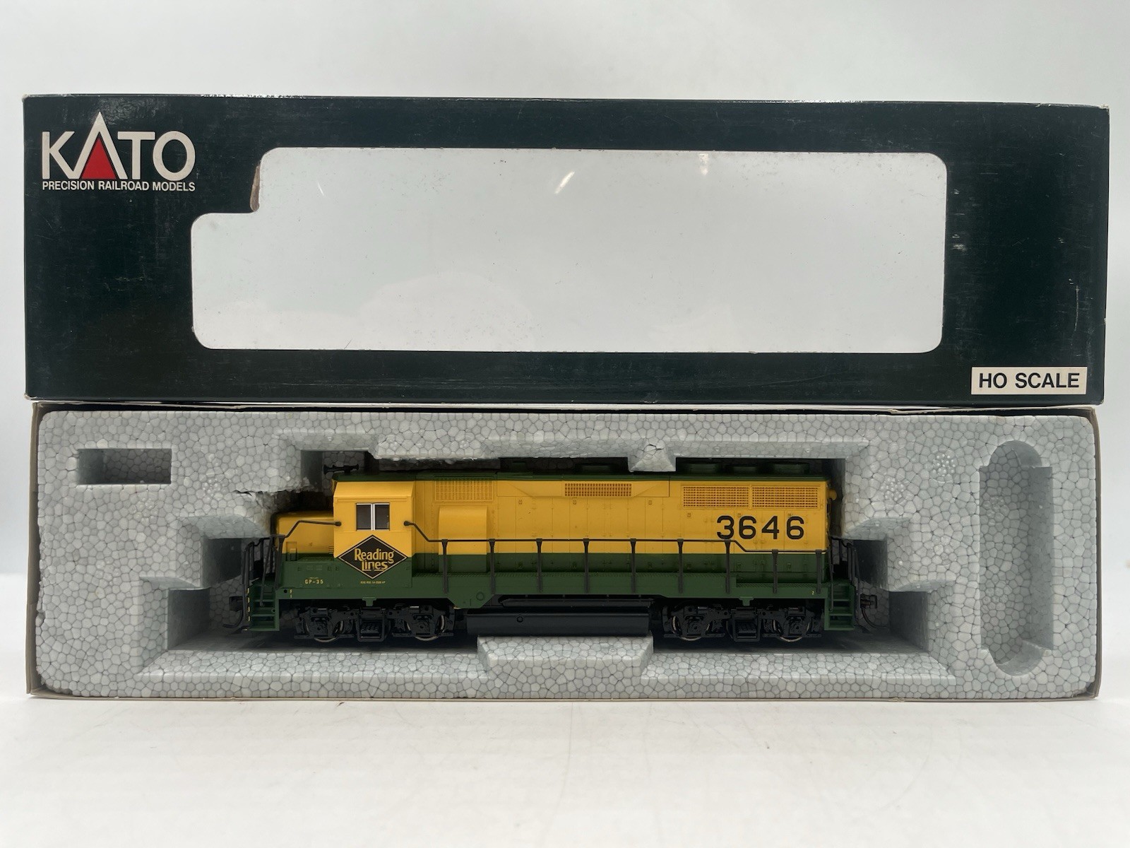 Ho Scale Engine Kato EMD GP35 Phase 1b 37-04E Reading Lines #3646