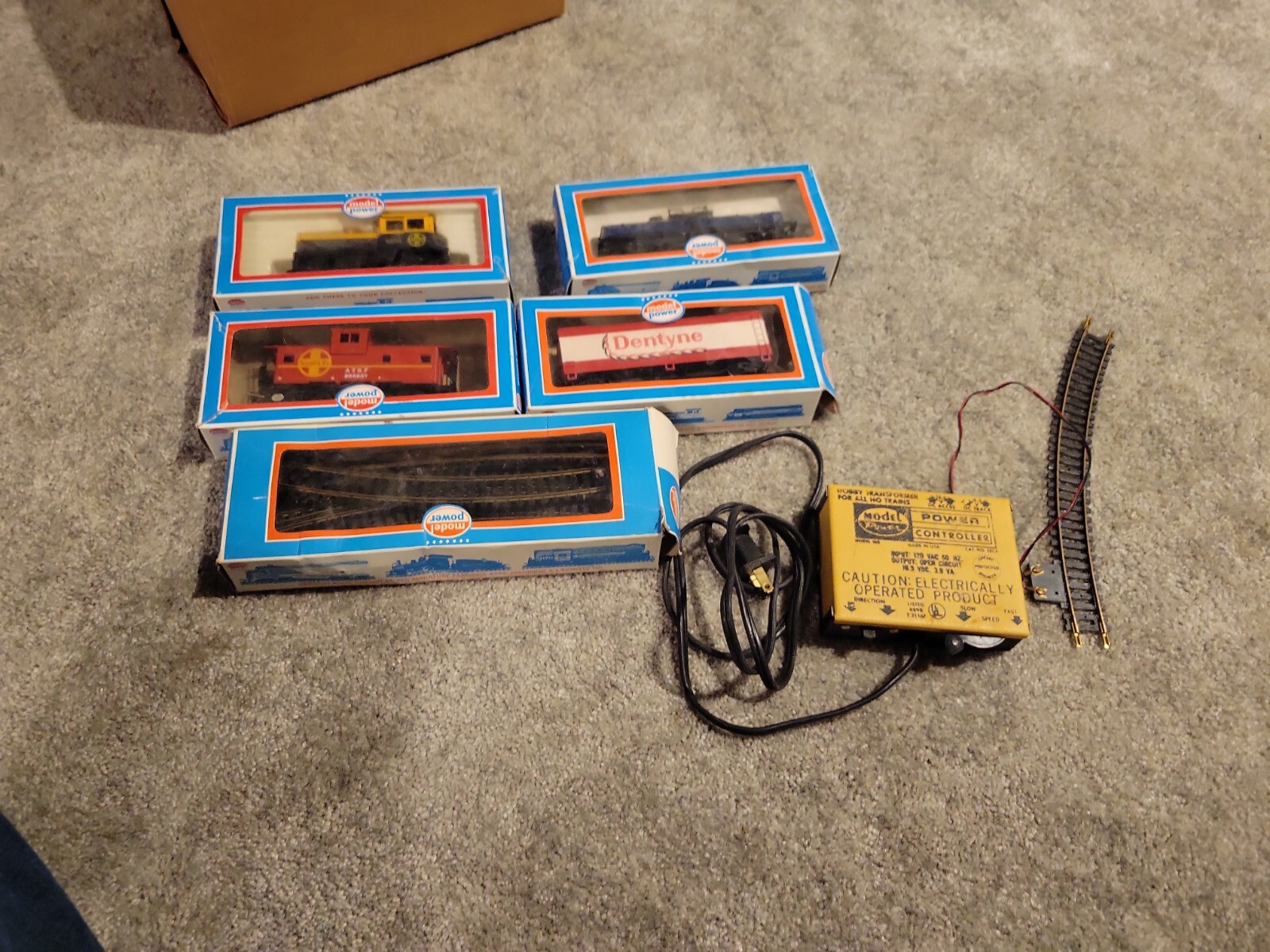 Model Power HO Santa Fe Engine Caboose Tanker Track Transformer Lot Trains