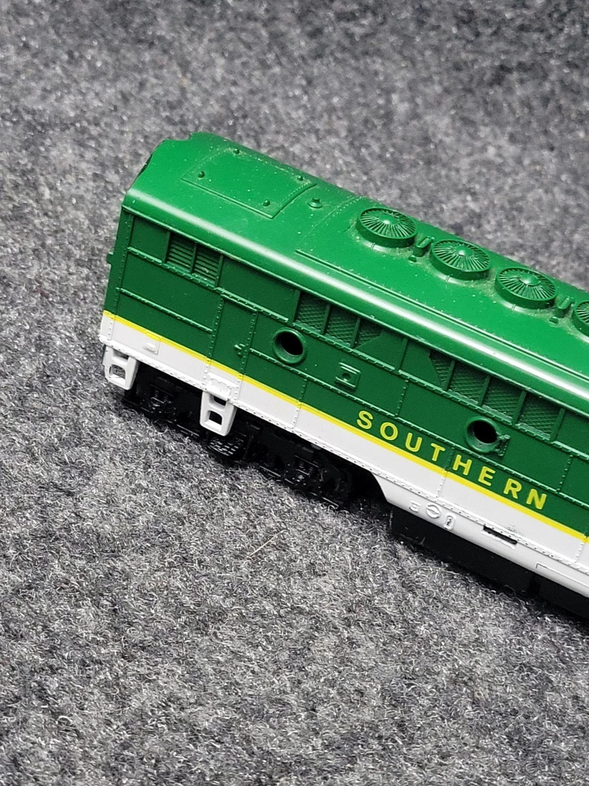Southern Railway 6133 Diesel Locomotive HO Scale Green White Train Model Car