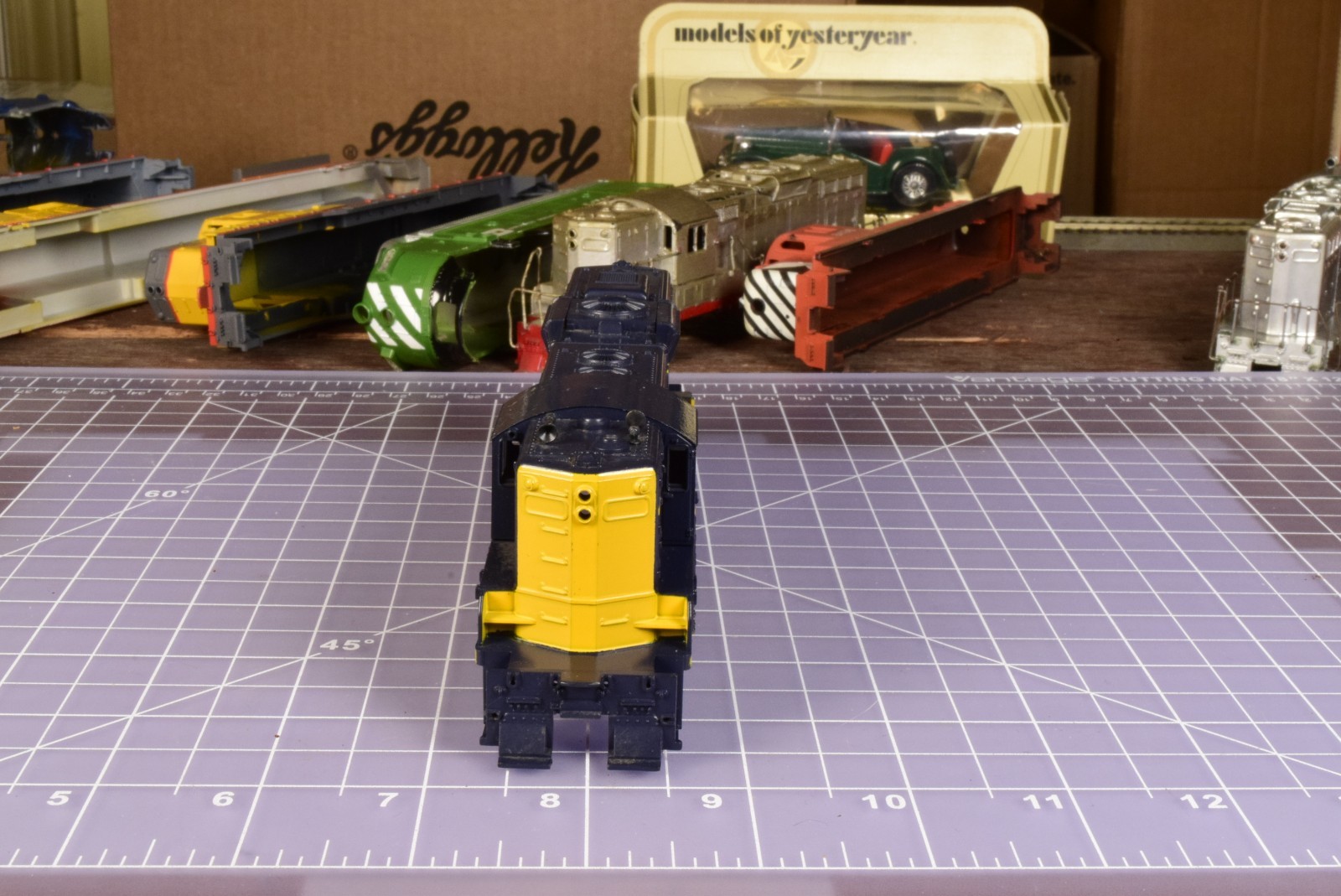 HO SHELL GP9, Santa Fe 2685 horns, no insert/railings SH5