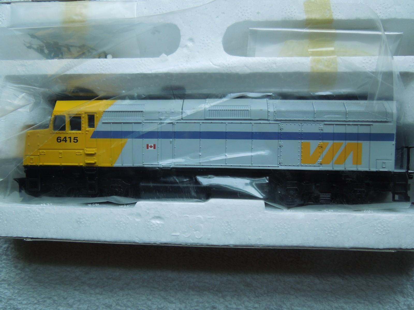 HO SCALE WALTHERS TRAINLINE EMD F40PH VIA RAIL LOCOMOTIVE #931-308