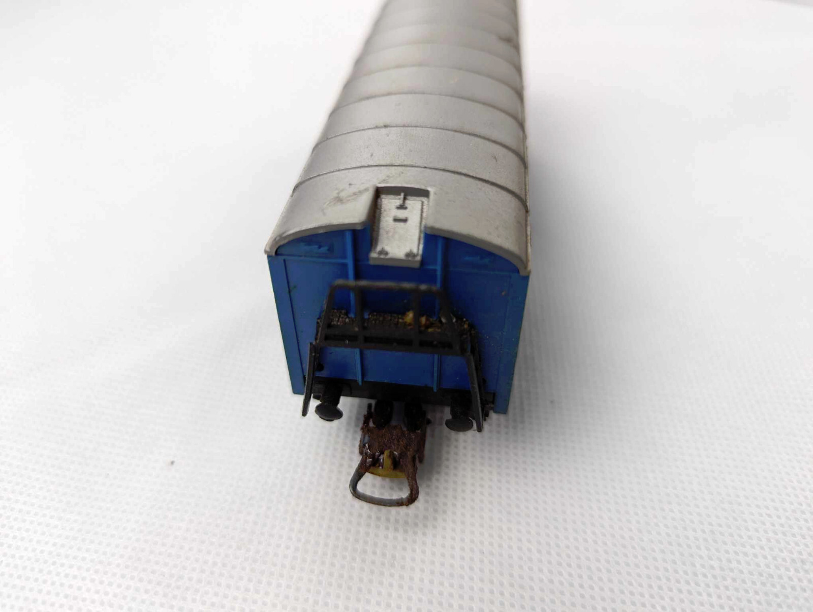 TRAIN WAGON SINGLE METAL AXLE METAL WHEELS BLUE 2013 EB00047 BIN 018