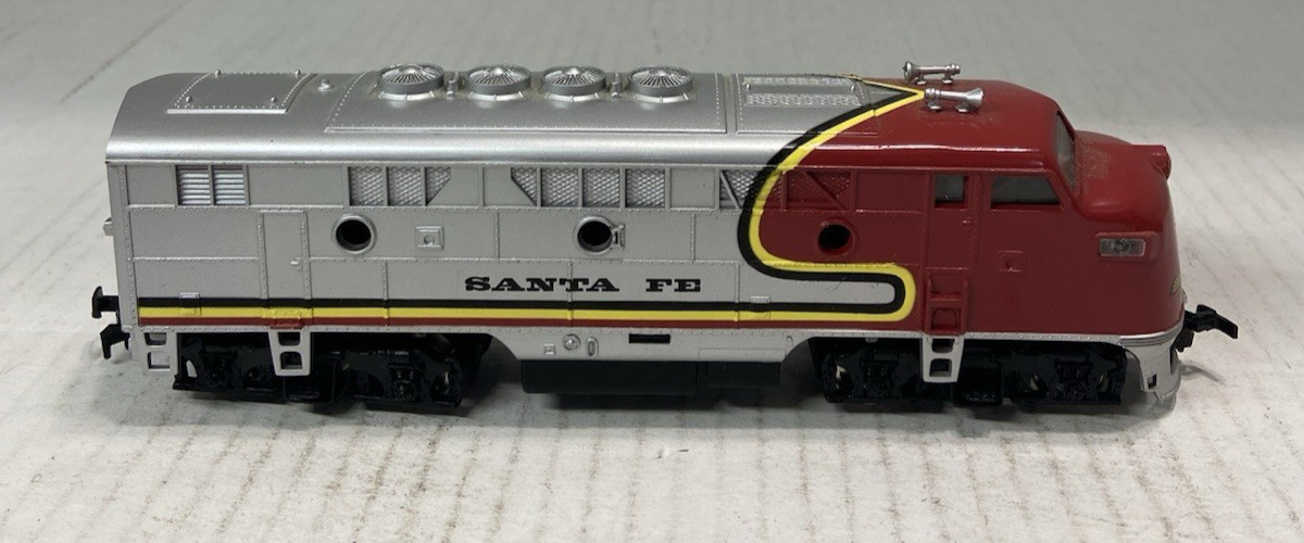 Model Power HO Scale “A.T.& S.F.” F2-A Diesel Santa Fe War Bonnet Tested