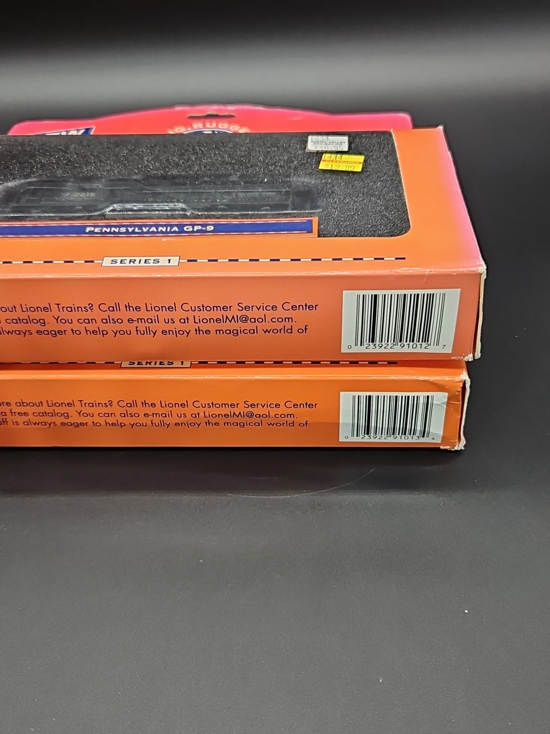 LIONEL GP-9 SERIES 1/120 SCALE LOT OF 2 SANTA FE 722 & PENNSYLVANIA 7215 In Box