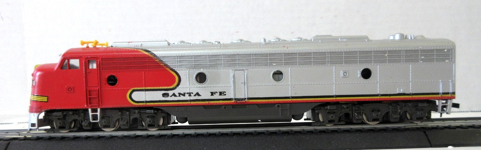 Model Power Santa Fe EMD E9 Powered Diesel Locomotive. HO Scale 920