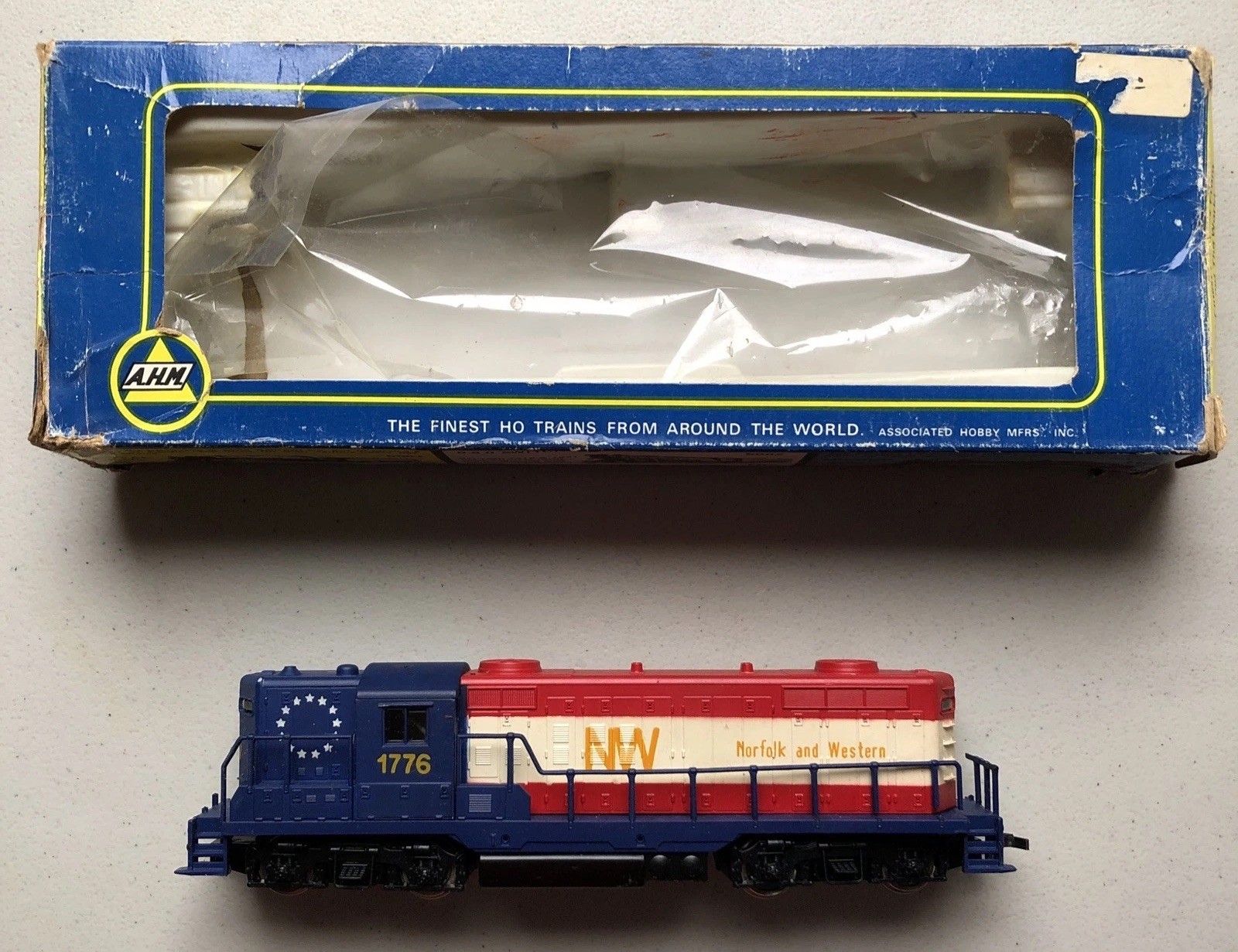 AHM 1776 Norfolk And Western HO Train Locomotive Engine Patriotic America Diesel
