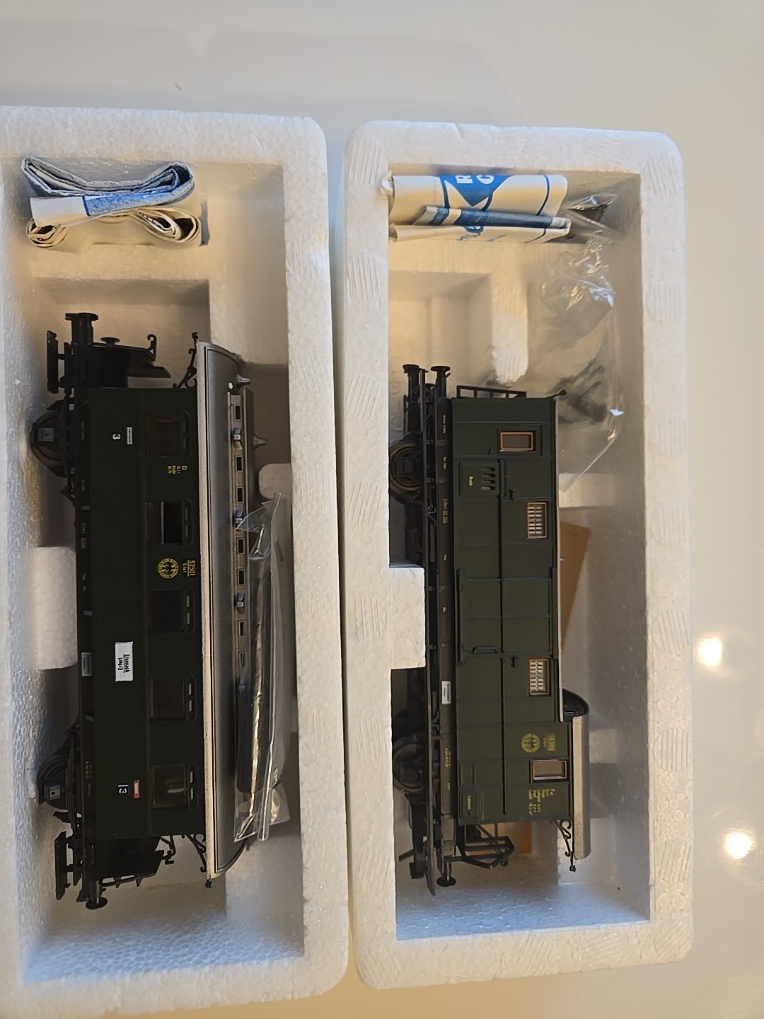 Roco Bundle; Baggage Car with Brakeman’s Platform (4205) & Passenger Car (4208)