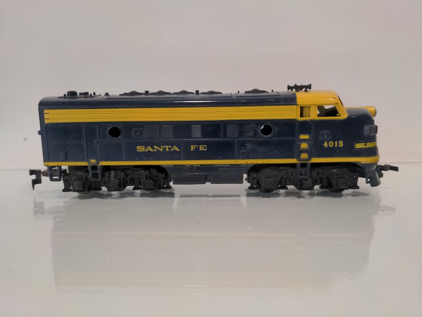 HO Mantua Tyco Santa Fe 4015 Diesel Locomotive Engine TESTED Blue/Yellow