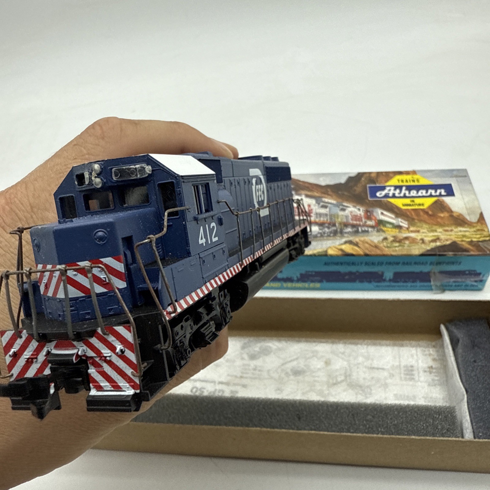 Athearn HO Scale GP 38-2 Diesel Florida East Coast #412 Powered Engine