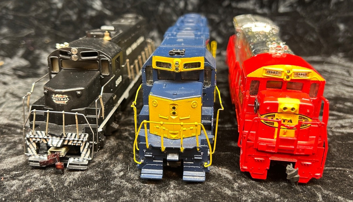 Lot 3 HO 5628, 350, 1347 Santa Fe, New York Central, 2 Locomotives, 1 Dummy, c33