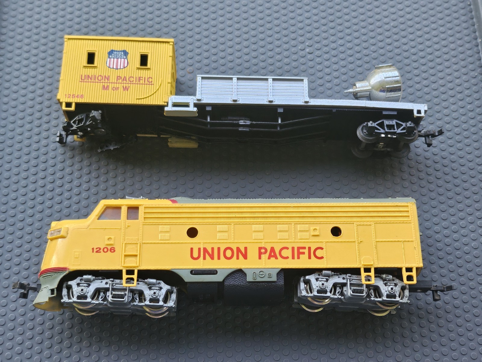 BACHMANN HO SCALE 1206 UNION PACIFIC F9 DIESEL LOCOMOTIVE & FLOODLIGHT CAR -read