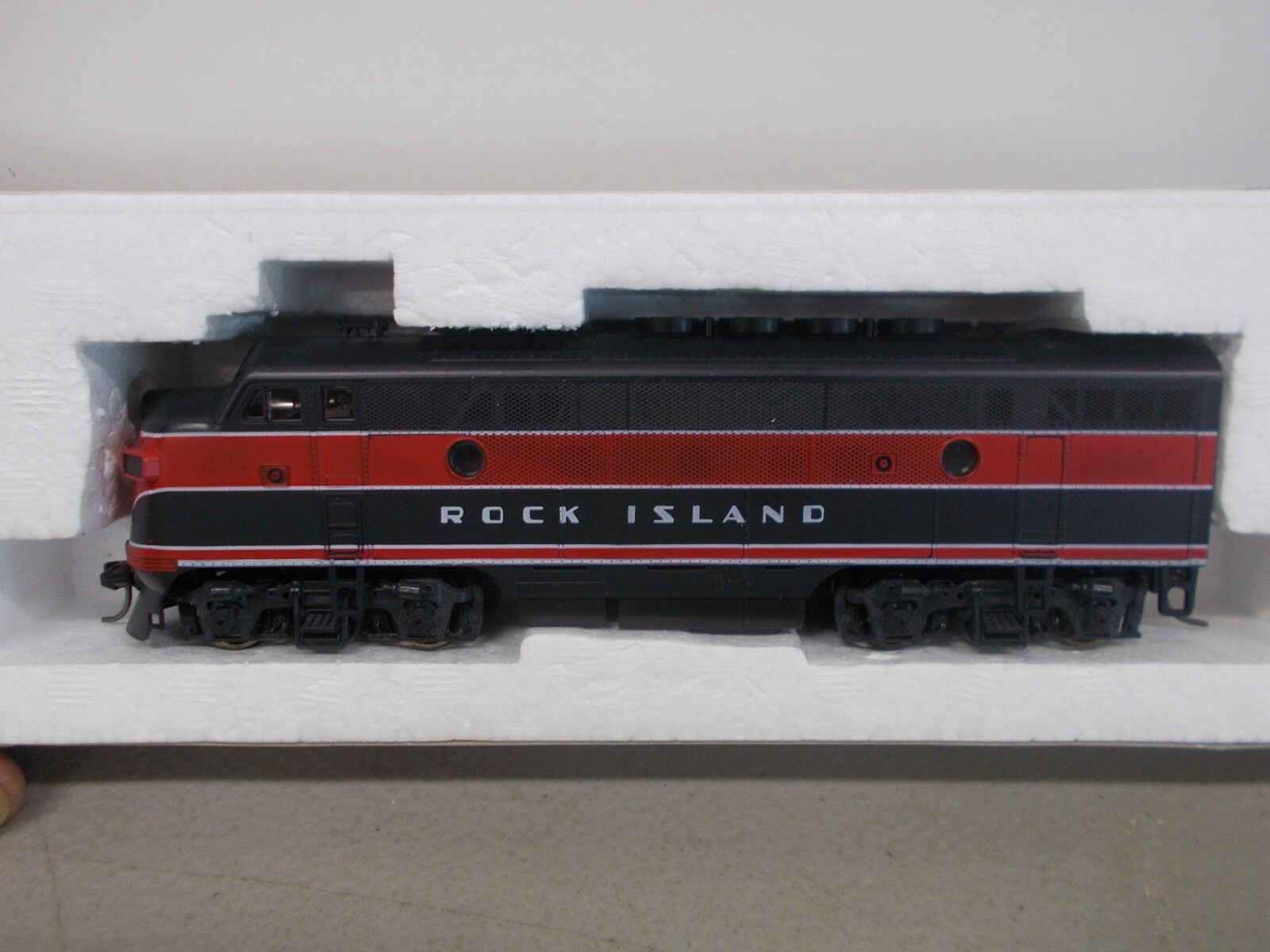STEWART/KATO-#8530-ROCK ISLAND-F3A PHASE 11 POWERED-LOCOMOTIVE-LOT A-HO SCALE