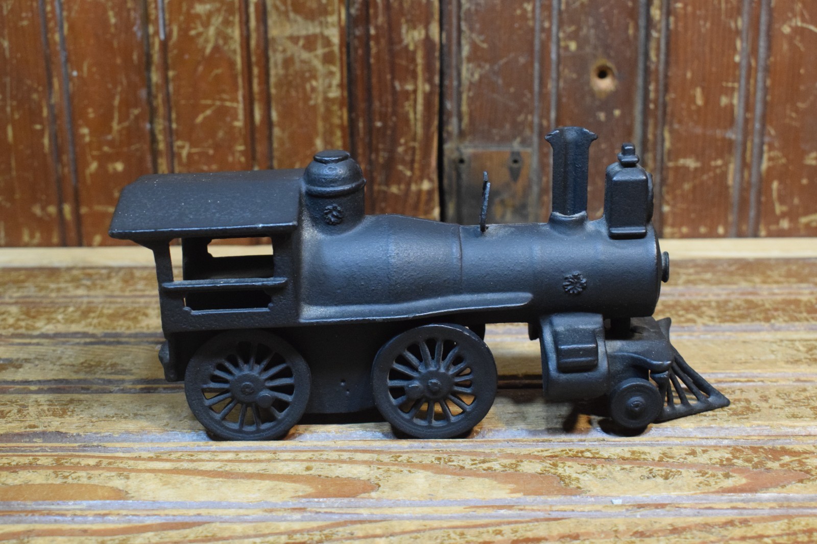 CAST IRON STEAM LOCOMOTIVE 8″ LONG FIGURAL INTERIOR HOME DECOR RAILROAD ENGINE