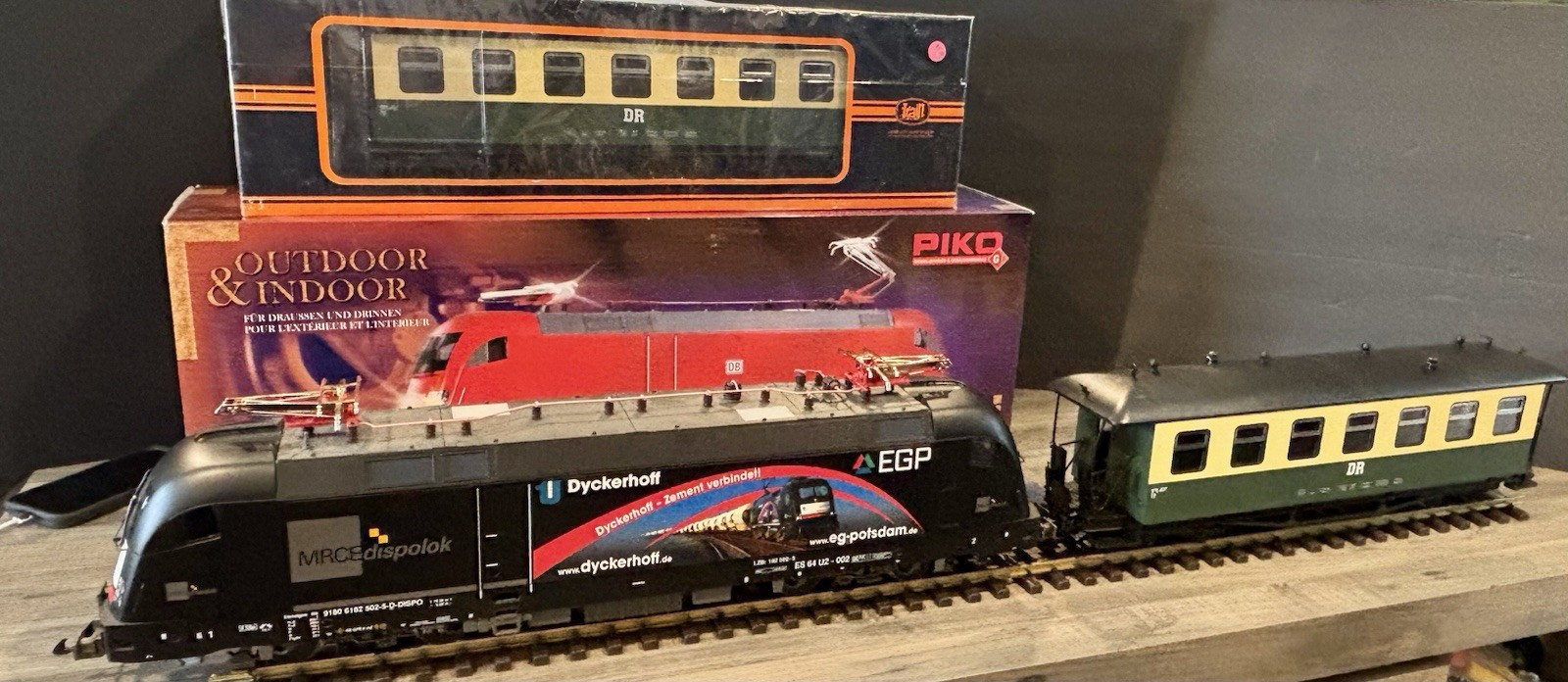 Piko E-Lok Taurus MRCE Dispolok with EGP 37422 & 2 No. 5803AW Passenger Cars